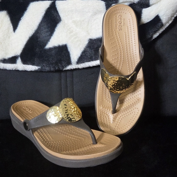 Crocs Sz 9 Sanrah Hammered 3 Circle Wedge Sandals Gold Dark Brown Flip Flop - Picture 1 of 8